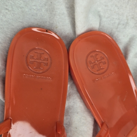Tory Burch Womens Roxanne Jelly T-Strap Sandals Orange 48429 Medallion 8 M - Picture 2 of 5